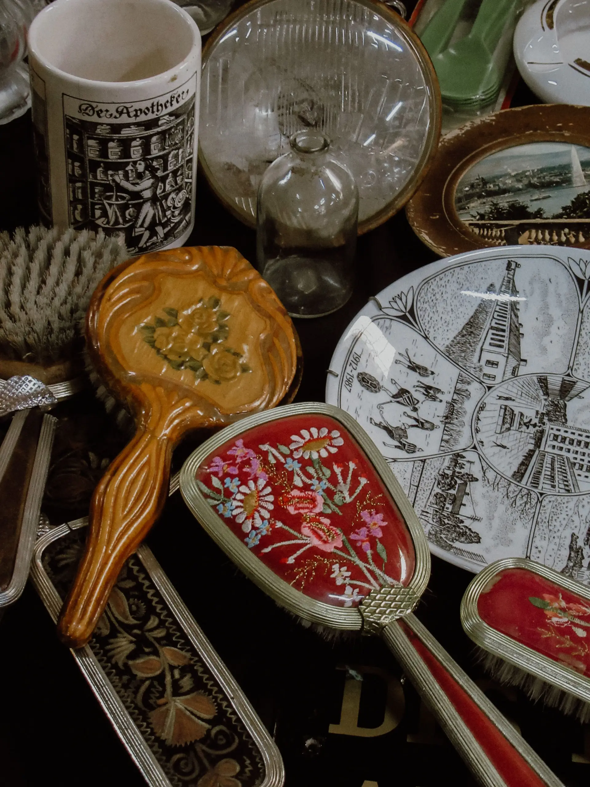 Díszes vintage hajkefék és porcelánok